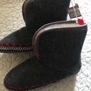 American Eagle slippers